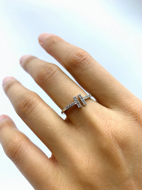 Attractive twin bar april gemstone ringlet flaunted gracefully on a finger. Showing off a symbol of love.