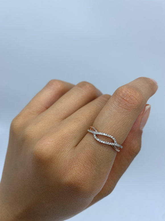 Balancing ups and downs easily by wearing a fancy diamond wavy rose gold band on the index finger on hand. 