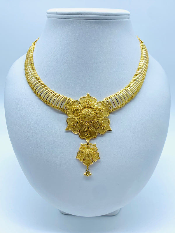 Heavy marriage auspicious gold metal flower necklace for her.